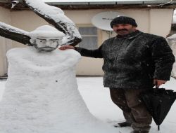 Kardan kendi heykelini yaptı